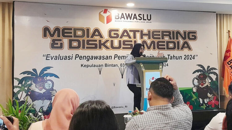 SAMBUTAN— Anggota Bawaslu RI, Lolly Suhenty saat menyampaikan sambutan dalam acara media gathering dan diskusi media, di Bintan, Kepulauan Riau, Selasa (3/12).