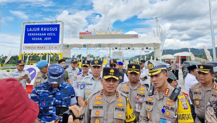 PENGECEKAN— Kapolda Sumbar, Irjen Pol Suharyono bersama Forkopimda mengecek kesiapan jalan tol Padang-Sicincin.