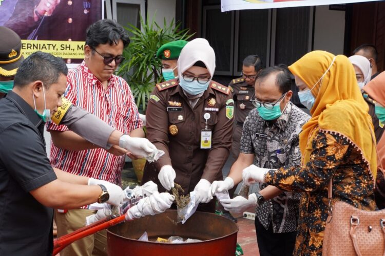 MUSNAHKAN BARANG BUKTI— Kepala Kejari Jerniaty, pimpin pemusnahan barang bukti (BB) yang dihadiri Pj Sekdako Winarno, Ketua Pengadilan Negeri Agung Wicaksono, Kepala Rutan Kelas IIB Padang Panjang Torkis Freddy Siregar