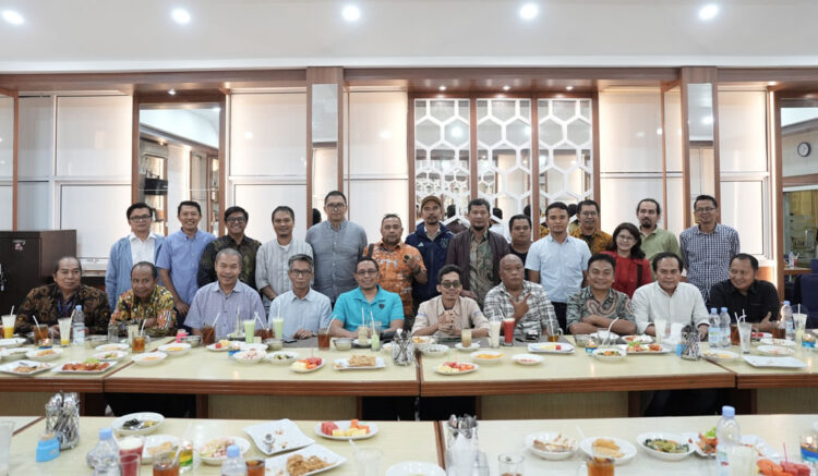 MAKAN MALAM— Kepala Kantor Kepresidenan RI, Hasan Nasbi didampingi Wamen Dikdasmen RI, Fajar Riza Ulhaq dan jajaran saat makan malam bersama para wartawan dan tokoh Pers Sumbar.