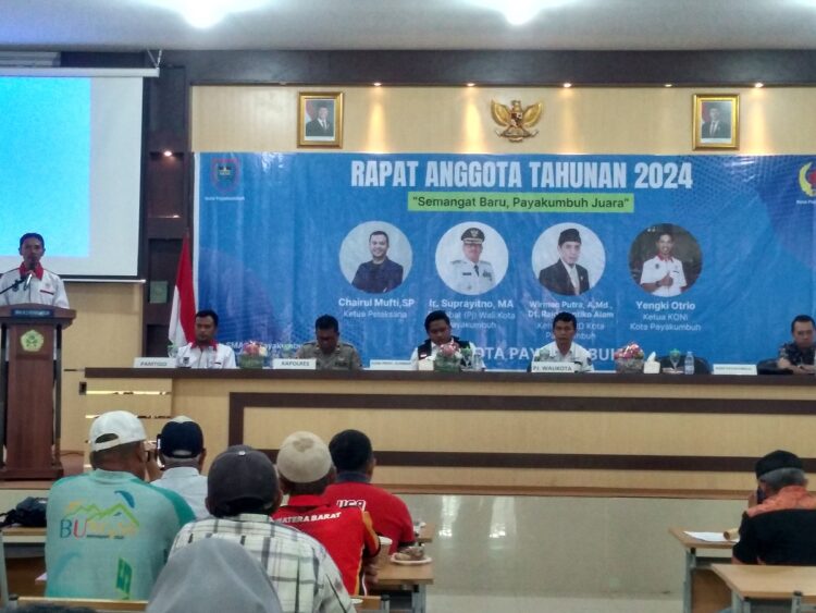 RAPAT ANGGOTA TAHUNAN— Ketua KONI Kota Payakumbuh Yengki Otrio menyampaikan sambutan, saat membuka RAT KONI Tahun 2024, Rabu (11/12).