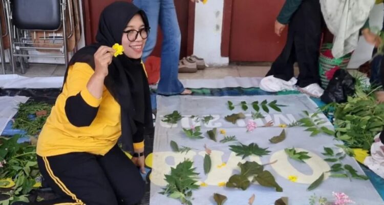 IKUT— Ketua Periska Unit Ombilin Nelly Yulfaizon saat ikut berlatih membuat batik ecoprint