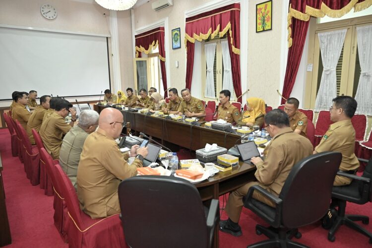 PENERBANGAN PADANG-SINGAPURA— Pj Sekda Sumbar Yozarwardi Usama Putra, saat memimpin rapat strategis bersama OPD membahas dibukan rute penerbangan PAdang-Singapura, di Ruang Rapat Istana Gubernur, Senin (16/12).