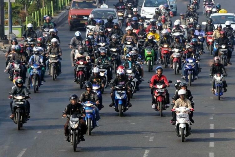 PUNGUTAN TAMBAHAN— Menjelang pergantian tahun, industri otomotif tanah air diliputi kekhawatiran karena akan diberlakukannya opsen atau pungutan tambahan pajak terhadap kendaraan bermotor baru mulai awal Januari tahun depan.