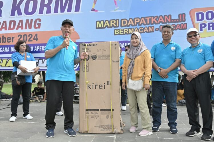 BERIKAN HADIAH— Gubernur Sumbar Mahyeldi memberikan hadiah kepada pemenang saat kegiatan Gebyar Senam Masal KORMI Padang.