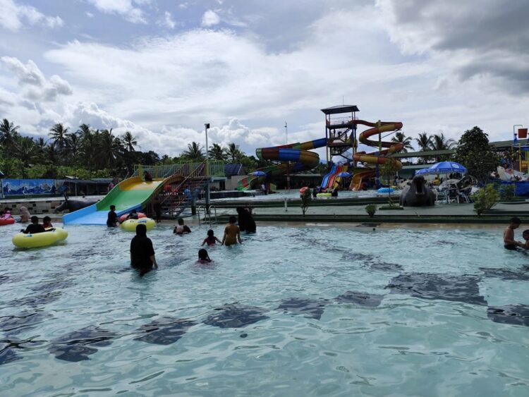 WISATA FAVORIT— Batang Tabik Waterpark menjadi lokasi objek wisata yang ramai dikunjungi wisatawan saat momen libur sekolah dan Nataru.