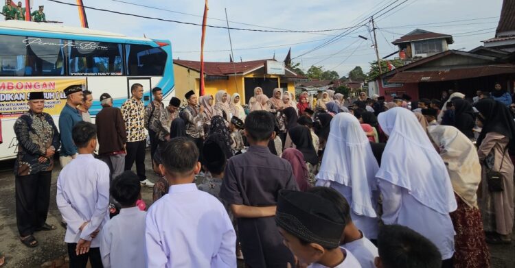 APEL DIDIKAN SUBUH— Anggota DPRD Limapuluh Kota, M.Fajar Rillah Vesky saat membuka apel didikan subuh dan safari dhuha di Kecamatan Situjuah Limo Nagari.