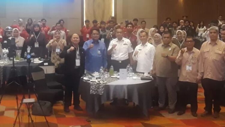 FOTO BERSAMA— Foto bersama peserta dan narasumber diskusi panel dan customer gathering yang diselenaggarakan oleh MKI Sumbar, Rabu (18/12).