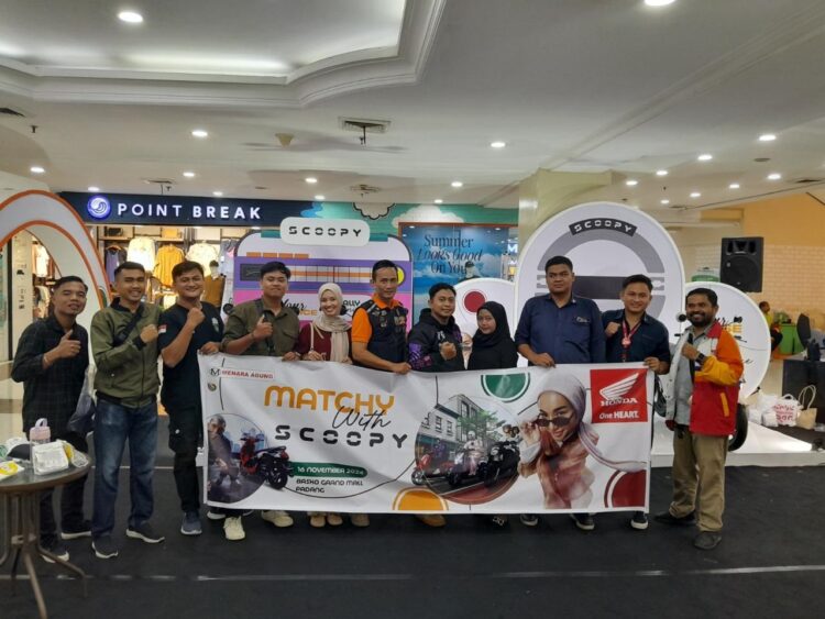 MERIAHKAN-Komunitas Honda binaan PT Menara Agung hadir untuk meriahkan peluncuran New Scoopy.