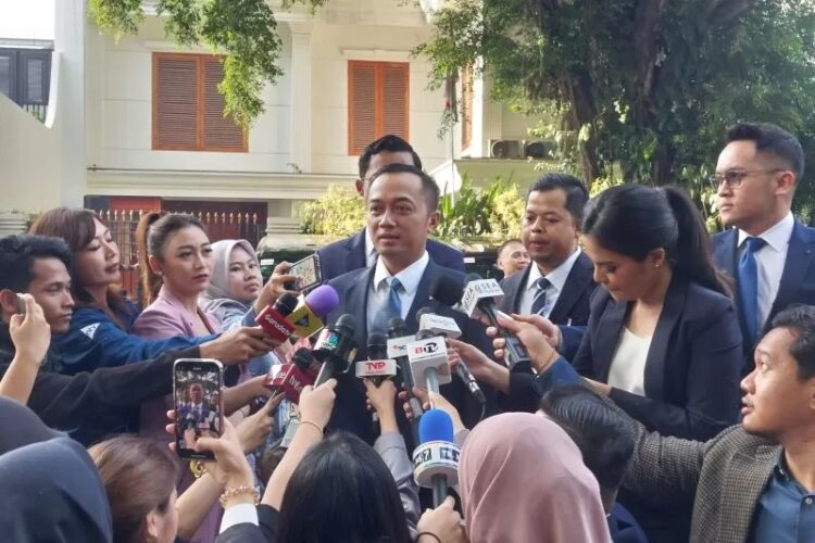 DIAWAWANCARAI— Menteri Sekretaris Negara (Mensesneg) Prasetyo Hadi memberikan keterangan kepada awak
media di depan kediaman Prabowo Subianto di Jalan Kertanegara, Jakarta.