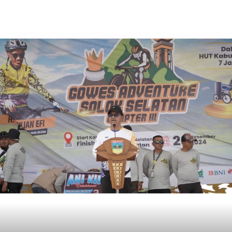 SAMBUTAN—Bupati Solok Selatan H. Khairunas berikan kata sambutan saat  kedatangan pesepeda yang telah menyelesaikan perjalanannya menempuh rute GASS Chapter III di RTH Solok Selatan, Sabtu (28/12).