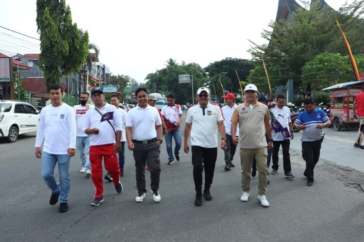 JALAN SEHAT—Pj.Wali Kota Payakumbuh Suprayitno, saat mengikuti kegiatan jalan sehat untuk memeriahkan HUT Korpri.