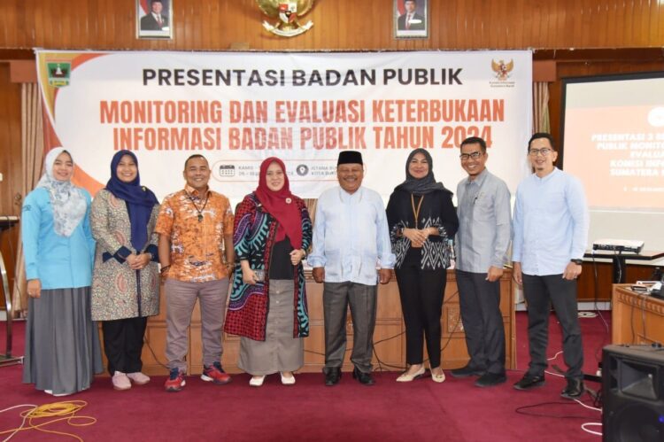 PRESENTASI—Kepala Dinas Komunikasi dan Informatika (Kominfo) Noviardi, Sekretaris Kominfo Riky Falantino, Kepala Bidang Informasi dan Komunikasi Publik (Kabid IKP) Zasnur Rahim dan Pejabat Fungsional PPID Agusti Rabaini uasi presentasi di depan KI Sumbar.