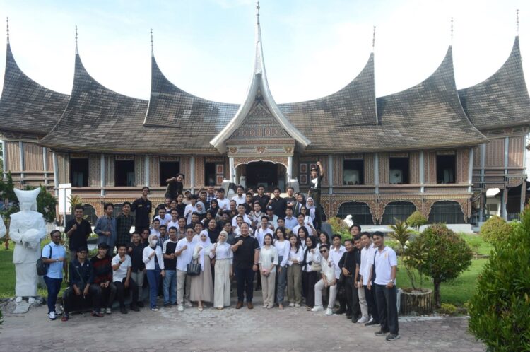 FOTO BERSAMA— Wakil Ketua DPRD Sumatera Barat Nanda Satria, berfoto bersama dengan peserta sosialisasi perda No.12/2018.