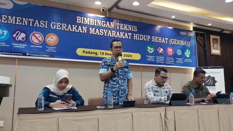 BIMTEK IMPLEMENTASI GERMAS— Asisten I Pemerintahan dan Kesejahteraan Rakyat (Kesra) Edi Hasymi, membuka kegiatan Bimtek Implementasi Germas di salah satu hotel di Kota Padang, Kamis (19/12).