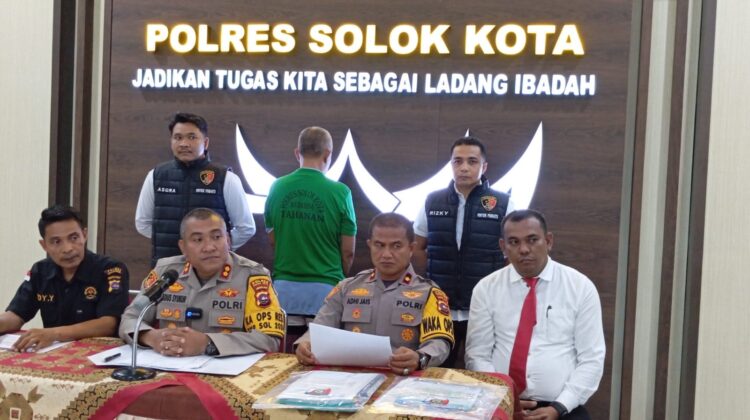 PNS DITANGKAP— Kapolres Solok Kota AKBP Abdus Syukur memberikan keterangan terkait penangkapan oknum PNS dalam kasus penjualan sapi milik pemerintah.