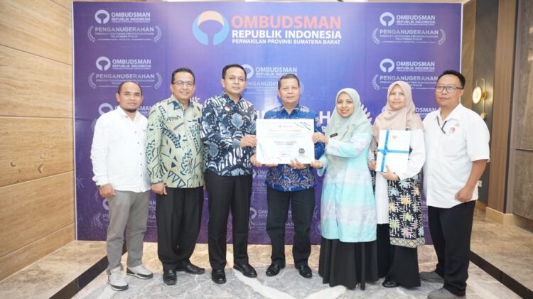 TERIMA— Plt. Asisten II Kota Payakumbuh, Wal Asri usai menerima penghargaan Poto bersama dengan Sekretaris DPMPTSP dan staf dan OPD lainnya di Lingkungan Pemko Payalumbuh