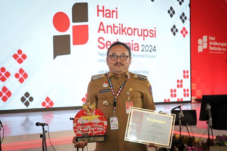 TERIMA PENGHARGAAN— Pj Wali Kota Payakumbuh Suprayitno saat menerima penghargaan sebagai Kabupaten/Kota Percontohan Antikorupsi pada peringatan Hari Antikorupsi Sedunia (HAKORDIA) 2024 di Gedung Juang Merah Putih Komisi Pemberantasan Korupsi (KPK), Jakarta, Senin (9/12).