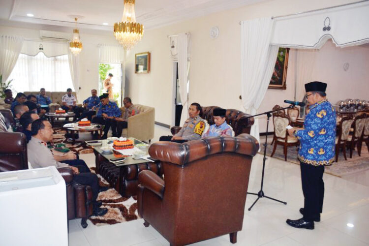 RAPAT KOORDINASI— Bupati Agam, Andri Warman memimpin rapat koordinasi siaga Nataru bersama unsur Forkopimda, Selasa (17/12) di Rumah Dinas Bupati Agam.