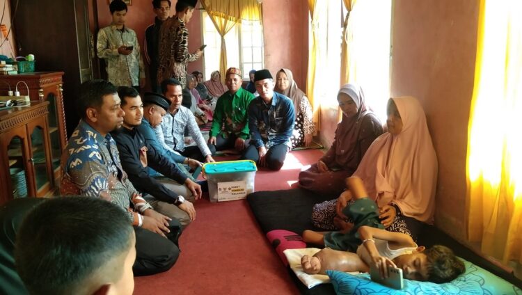 BEZUK—Pemerintah Lima Puluh Kota saat membezuk Rehan Ramadhan di rumahnya.