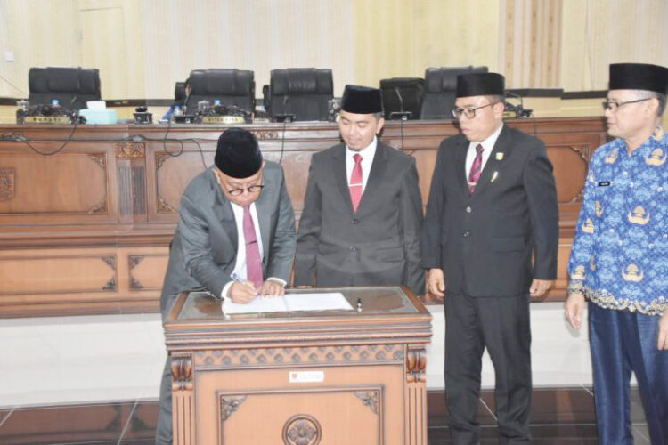 NOTA KESEPAKATAN— Sekda Agam, Edi Busti, menandatangani berita acara kesepakatan bersama antara DPRD dan Pemkab Agam terkait Ranperda APBD 2025 yang disetujui menjadi Perda.