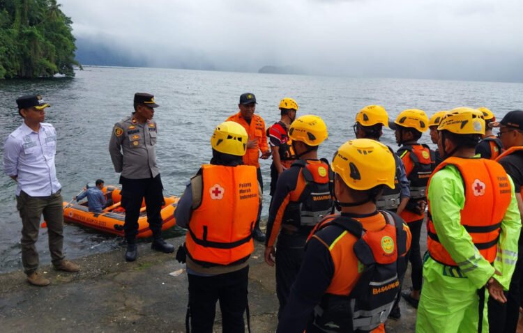 PENCARIAN—Petugas gabungan melakukan pencarian terhadap nelayan yang tenggelam di Danau Maninjau.