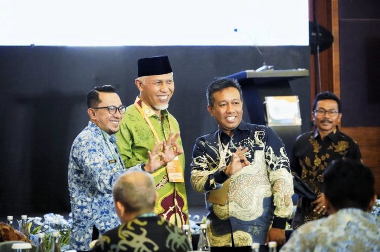 HADIRI—Bupati Kabupaten Tanah Datar Eka Putra, SE, MM didampingi Asisten Ekonomi dan Pembangunan (Ekobang) Setda Tanah Datar Alfian Zamra bersama Gubnerur Sumbar Mahyeldi hadiri  Rakornas.