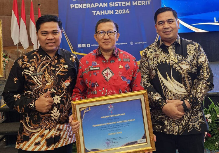 TERIMA PENGHARGAAN— Pj Sekretaris Daerah (Sekda) didampingi Kepala Badan Kepegawaian Daerah (BKD) Provinsi Sumbar menerima penghargaan di Pullman Central Park Ballroom, Jakarta.