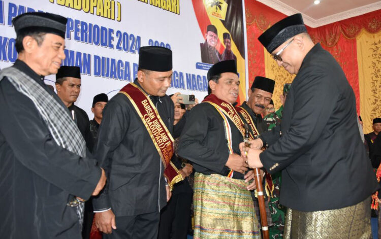 PELANTIKAN PENGURUS BADUPARI— Pj Wako Padang Andree Algamar, melantik pengurus Badupari Kota Padang periode 2024-2029 yang berlangsung di Palanta Rumah Dinas Wali Kota Padang, Senin (30/12).