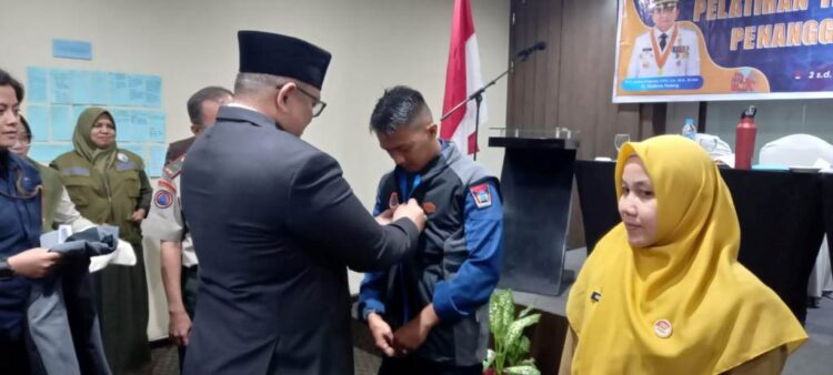 PELATIHAN TRC— Pj Wali Kota Padang Andree Algamar, memasangkan rompi kepada perwakilan peserta pelatihan bagi Tim Reaksi Cepat Penanggulangan Bencana.