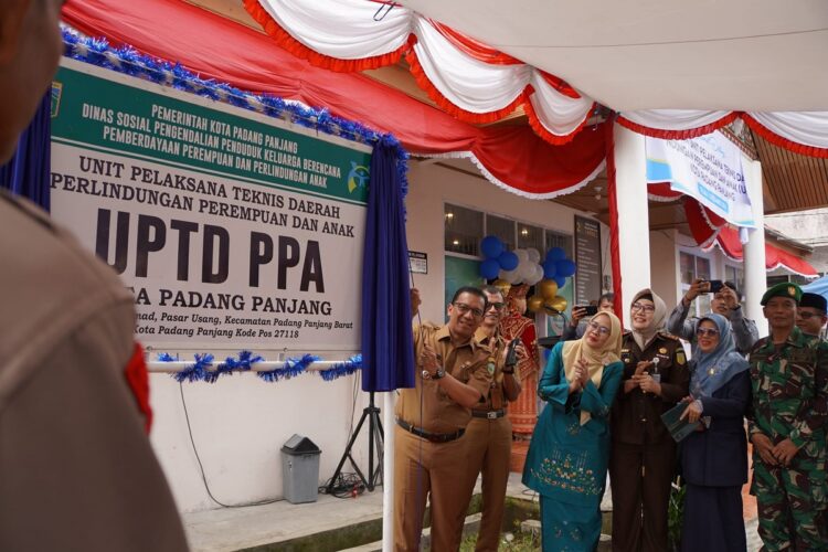 RESMIKAN UPTD PPA— Pj Wali Kota Sonny Budaya Putra, meresmikan Unit Pelaksana Teknis Daerah (UPTD) Perlindungan Perempuan dan Anak (PPA) Kota Padang Panjang, Selasa (3/12).