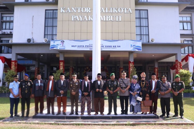 FOTO BERSAMA— Pj Wali Kota Payakumbuh Suprayitno  foto bersama Forkopimda di depan kantor Balai Kota Payakumbuh.