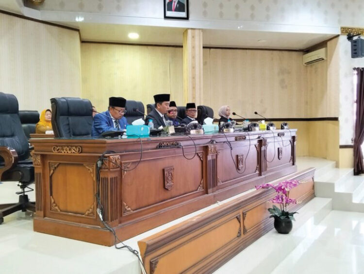 SIDANG PARIPURNA— DPRD Agam menggelar sidang paripurna membahas tentang pembentukan Perda Penyelenggaraan Pendidikan, yang dilaksanakan di Gedung DPRD Agam, Senin (16/12).