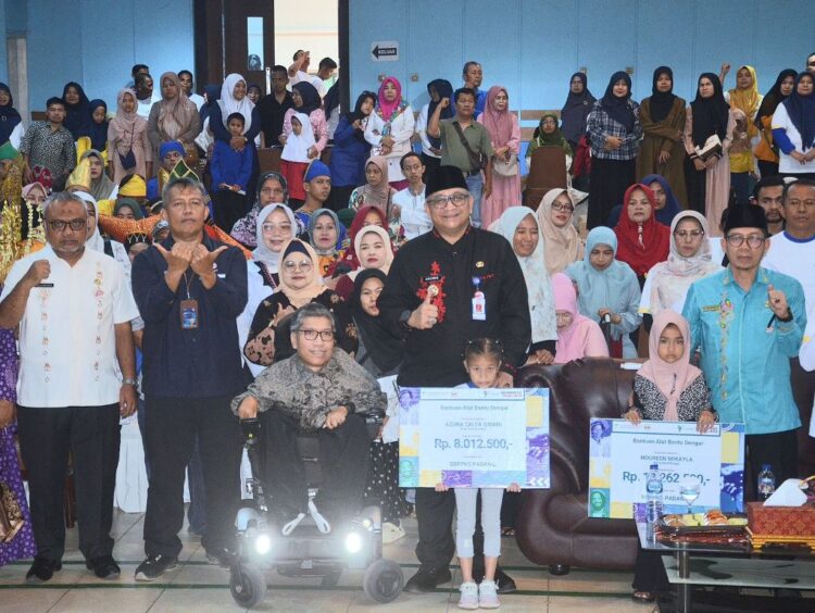 PERINGATAN HKSN—Pj Wali Kota Padang Andree Algamar membuka kegiatan Puncak Hari Kesetiakawanan Sosial Nasional (HKSN) 2024 tingkat Kota Padang, di Auditorium RRI Padang, Jumat (20/12).