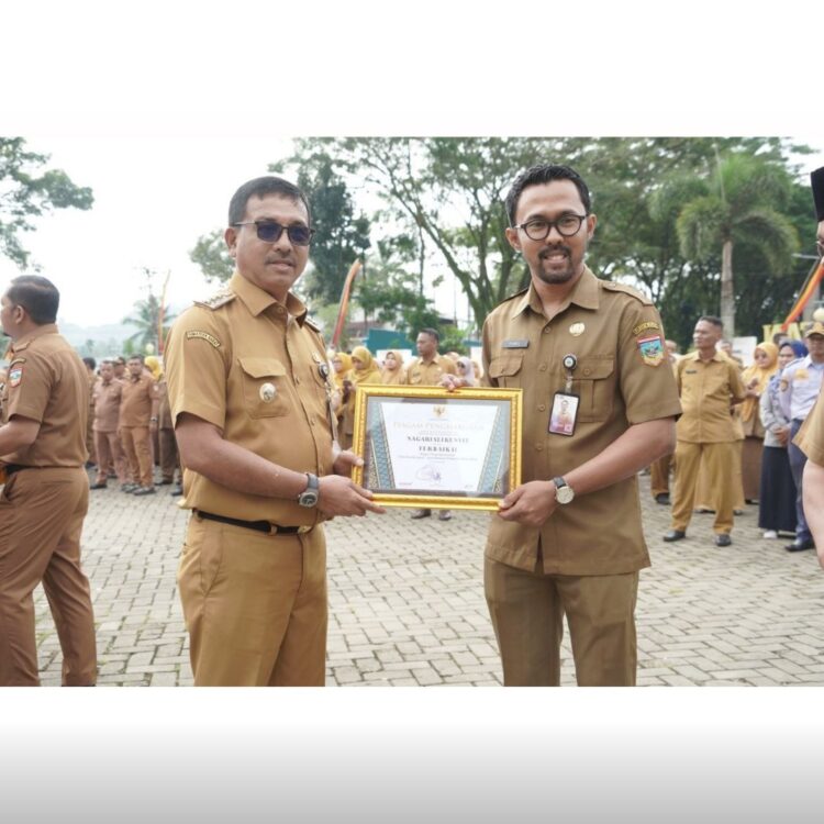 LIHATKAN—Bupati Solok Selatan Khairunas lihat penghargaan yang diraih Nagari Sungai Kunyit.