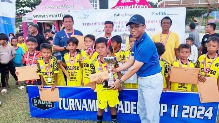 PERINGKAT TIGA— SSB PSC Kota Pariaman saat menerima hadiah dan trofi juara tiga pada Kejuaraan Sepakbola Kelompok Umur bertajuk Padek Cup II 2024.