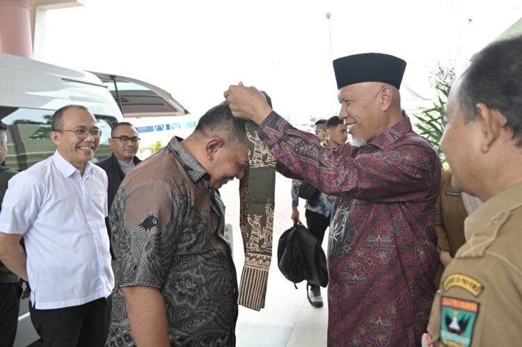 SAMBUT MENTERI— Gubernur Sumbar Mahyeldi Ansharullah, menyambut kedatangan Wakil Menteri (Wamen) UMKM RI, Helvi Yuni Moriza di Bandara Internasional Minangkabau, Selasa (3/12).