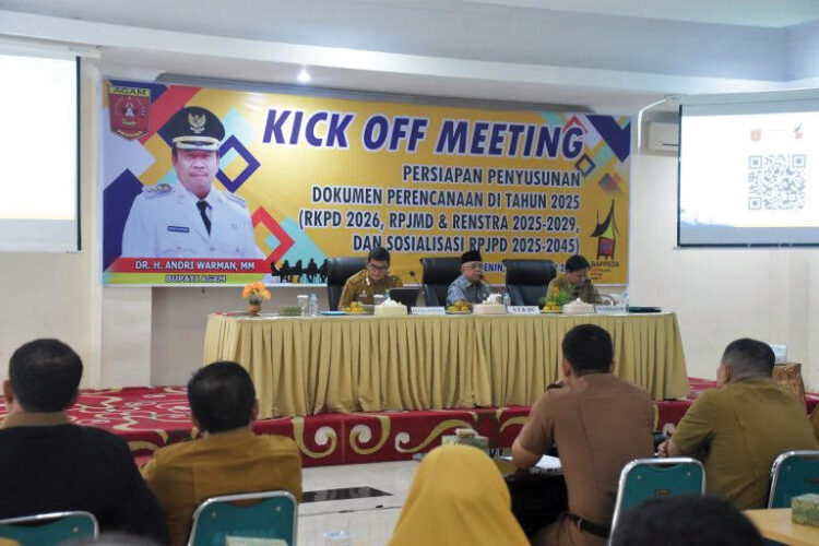 KICK OFF MEETING—  Sekda Agam, Edi Busti, pimpin Kick Off Meeting persiapan penyusunan dokumen perencanaan
tahun 2025 meliputi, di aula kantor Bappeda Agam, Senin (23/12).