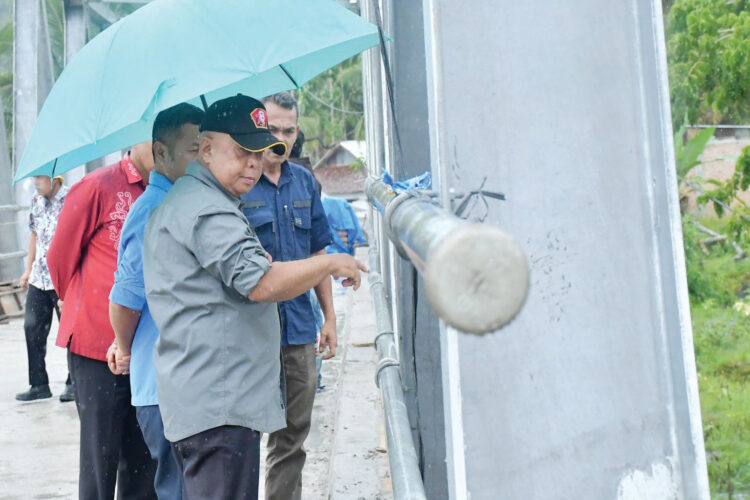 MONITORING— Sekda Kabupaten Agam, Edi Busti, monitoring kegiatan konstruksi pembangunan dua jembatan dan satu puskesmas, Kamis (12/12).