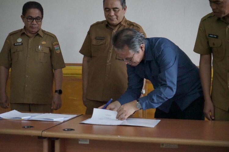 SERTIJAB—Sertijab Sekretaris Dewan Perwakilan Rakyat Daerah (Sekwan) Kabupaten Solok Selatan dari Delvi kepada H. Hamudis, S.Pd digelar di Kantor DPRD di Golden Arm.