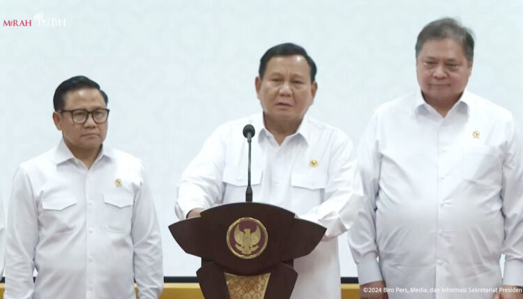 SIDANG KABINET PARIPURNA— Prabowo dalam sidang kabinet paripurna di Istana Kepresidenan, Jakarta,
Senin (2/12).