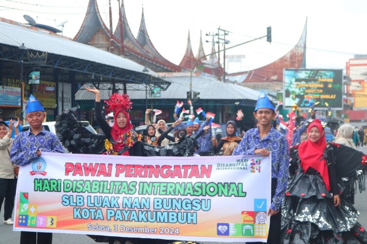 PAWAI HDII—Sejumlah pelahar SLB mengikuti pawai peringatan Hari Disabilitas Internasional dengan penuh semangat.