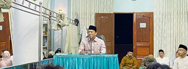 SUBUH MUBARAKAH— Pj Wali Kota Sonny Budaya Putra, ajak warga untuk terlibat melakukan pemilahan sampah sejak tingkat rumah tangga. saat kegiatan Subuh Mubarakah yang berlangsung di Masjid Nurul Amri, Kelurahan Balai-Balai, Minggu (15/12).