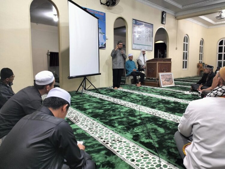 CERAMAH—Syeikh Sief Addeen Al Shodiq, dai asal Gaza, dengan penterjemahnya Ustaz Dr. Sahroji Ali Nuh, Lc, MA saat ceramah di Masjid  Nurul Furqan.