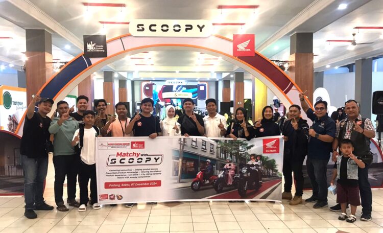 MATCHY WITH SCOOPY— Puluhan bikers yang tergabung dalam AHSB mengikuti acara bertajuk matchy with Scoopy yang diadakan oleh PT. HPM berbarengan launching New Honda Scoopy, Sabtu (7/12).