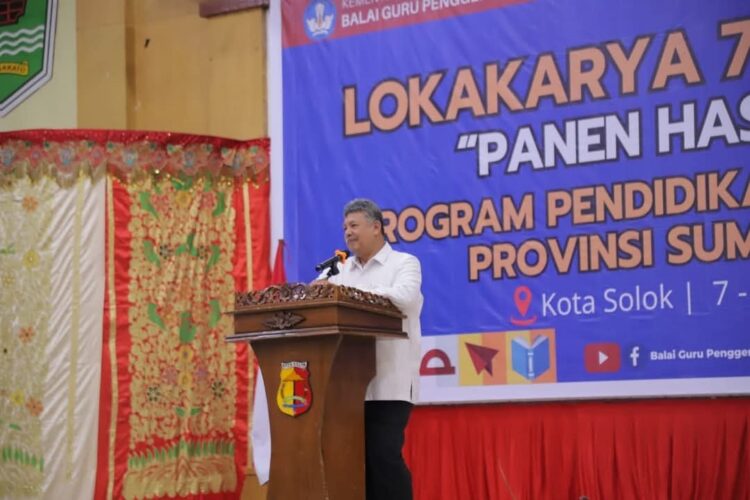 BUKA—Wali Kota Solok Zul Elfian Umar saat membuka secara resmi kegiatan
Lokakarya 7 Angkatan 11 dengan tema Panen Hasil Belajar Program Pendidikan Guru
Penggerak Kota Solok Tahun 2024.