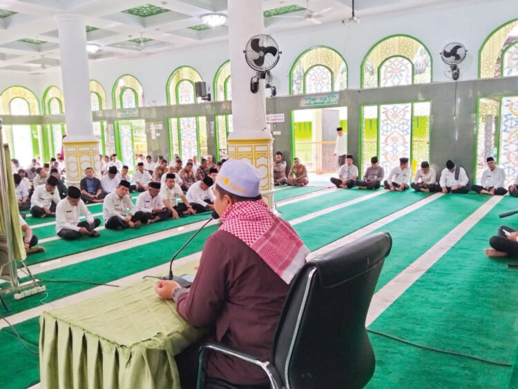 WIRID MINGGUAN KORPRI— Ratusan anggota Korpri Kabupaten Agam mengikuti acara wirid mingguan Korpri yang menghadirkan mubaligh Dr H Hidayatullah al-Faruq, MA, di Masjid Agung Nurul Fallah, Jumat (13/12).