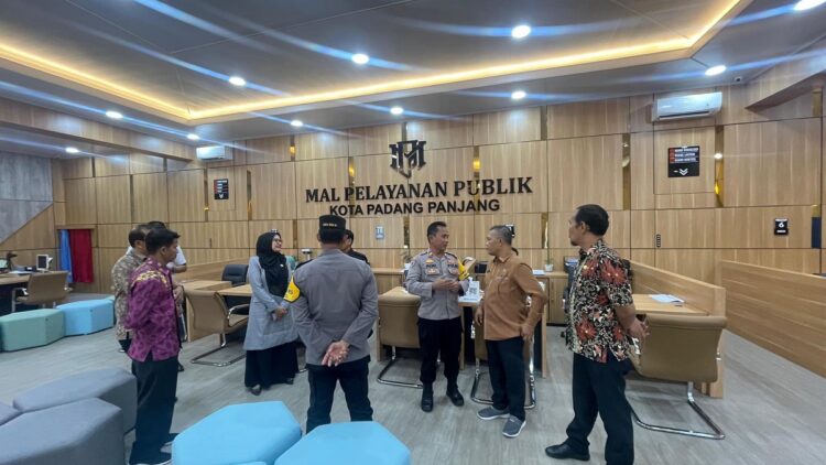 KUNJUNGI—Jaksa Utama Muda Bidang Pengawasan Kejaksaan Tinggi Sumatera Barat, Suparjo, S.H, saat berkunjung ke MPP di sela-sela kegiatan supervisi dan asistensi ke UPP Padang Panjang bersama Tim Provinsi.