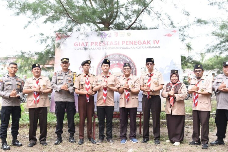 FOTO BERSAMA— Kakwarcab 16 Gerakan Pramuka Kota Pariaman yang diwakili Kak Syahrul membuka kegiatan di Taman Ayunan Kelurahan Karang Aur, Kecamatan Pariaman Tengah.