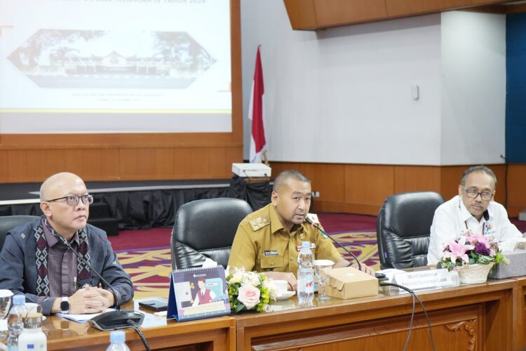 SAMBUTAN—Wagub Audy Joinaldy berikan sambutan pada saat acara  High Level Meeting Tim Pengendali Inflasi Daerah (TPID) di Kantor Perwakilan Bank Indonesia (BI) Sumbar.